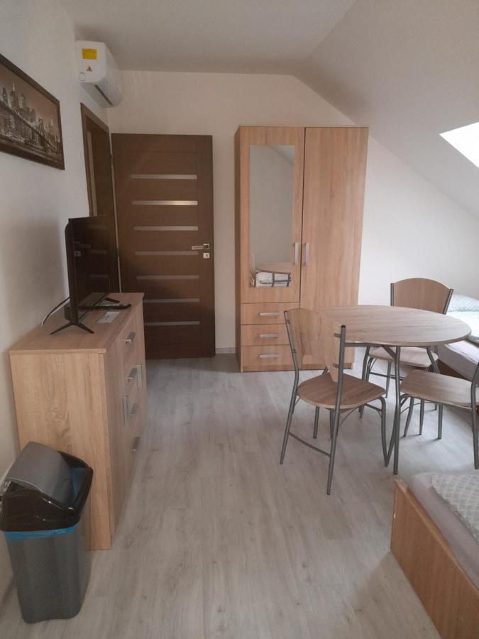 Vinoteka "U Kozu" Hotel Nové Město nad Metují Eksteriør billede